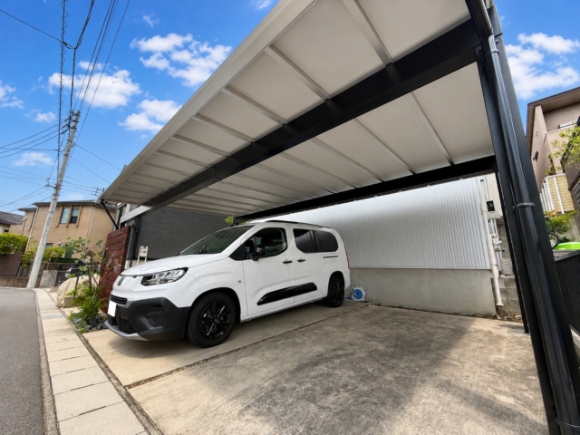 尾張旭市 ３台用 カーポート 梁延長１０ｍ 三協アルミ スカイリードトリプル ツートンシャドークール  屋根パネル  シルバーポリカ