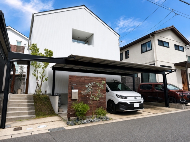 尾張旭市 ３台用 カーポート 梁延長１０ｍ 三協アルミ スカイリードトリプル ツートンシャドークール  屋根パネル  シルバーポリカ