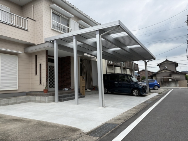 瀬戸市　車庫・門リフォーム　大仙　ゆき盛りくん　light　間口10.5ｍ×奥行4.4ｍ　Ｈ3ｍ　ライトシルバー。Ykkap　ルシアス　ポストユニットWD型1型R（照明なし）