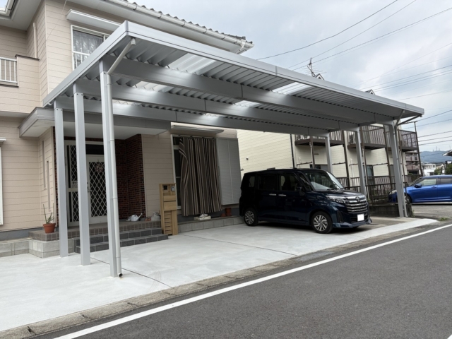 瀬戸市　車庫・門リフォーム　大仙　ゆき盛りくん　light　間口10.5ｍ×奥行4.4ｍ　Ｈ3ｍ　ライトシルバー。Ykkap　ルシアス　ポストユニットWD型1型R（照明なし）