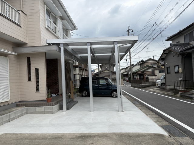 瀬戸市　車庫・門リフォーム　大仙　ゆき盛りくん　light　間口10.5ｍ×奥行4.4ｍ　Ｈ3ｍ　ライトシルバー。Ykkap　ルシアス　ポストユニットWD型1型R（照明なし）