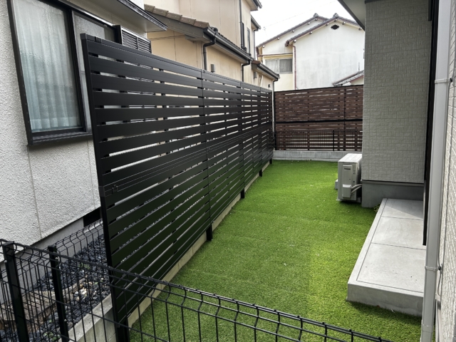 尾張旭市 目隠しフェンス 三協レジリアＹＫ３型 多段 H１０００＋H１０００ 柱  Ｌ＝８０００ 色ダークブロンズ