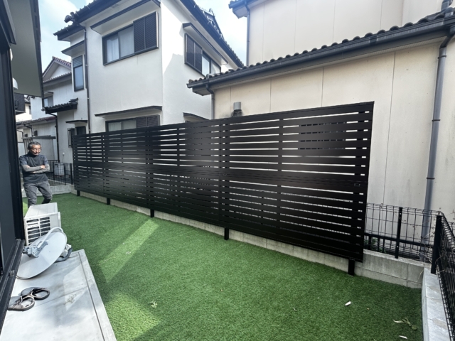 尾張旭市 目隠しフェンス 三協レジリアＹＫ３型 多段 H１０００＋H１０００ 柱  Ｌ＝８０００ 色ダークブロンズ