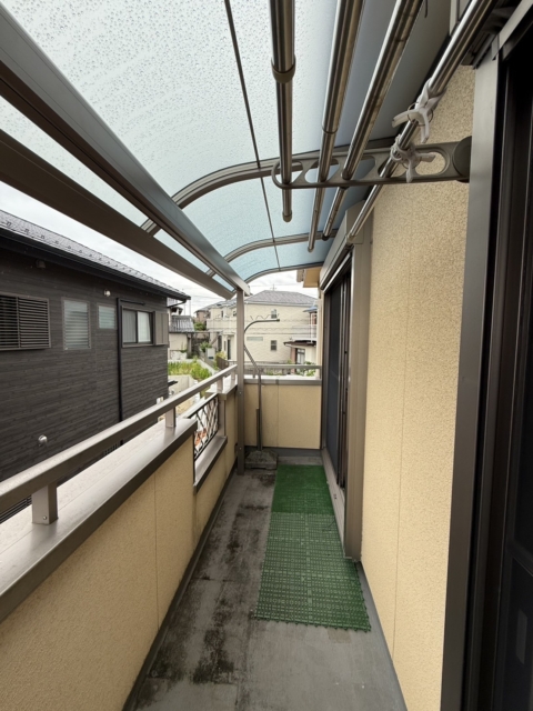 尾張旭市 テラス屋根２階  三協 レボリューA　２階Ｒ型 ６００タイプ 出幅移動納まり メーターモジュール 単体 ２．５間x４尺  熱線遮断ポリカ：かすみ調/本体色：アーバングレー
