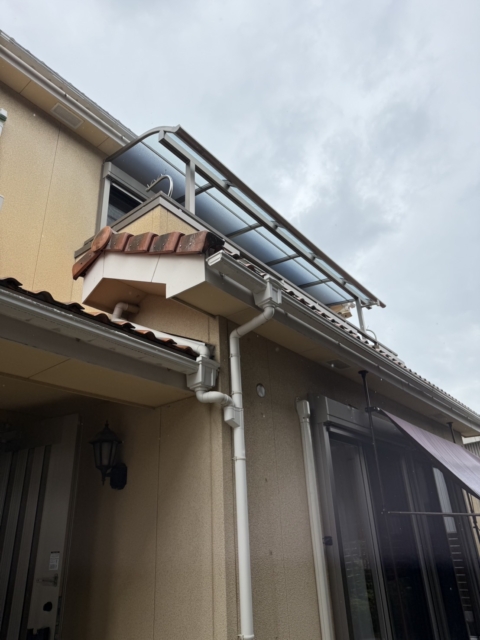 尾張旭市 テラス屋根２階  三協 レボリューA　２階Ｒ型 ６００タイプ 出幅移動納まり メーターモジュール 単体 ２．５間x４尺  熱線遮断ポリカ：かすみ調/本体色：アーバングレー