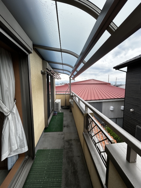 尾張旭市 テラス屋根２階  三協 レボリューA　２階Ｒ型 ６００タイプ 出幅移動納まり メーターモジュール 単体 ２．５間x４尺  熱線遮断ポリカ：かすみ調/本体色：アーバングレー