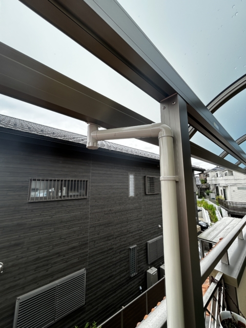 尾張旭市 テラス屋根２階  三協 レボリューA　２階Ｒ型 ６００タイプ 出幅移動納まり メーターモジュール 単体 ２．５間x４尺  熱線遮断ポリカ：かすみ調/本体色：アーバングレー