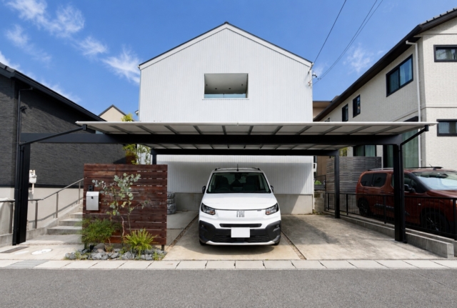 尾張旭市 ３台用 カーポート 梁延長１０ｍ 三協アルミ スカイリードトリプル ツートンシャドークール  屋根パネル  シルバーポリカ