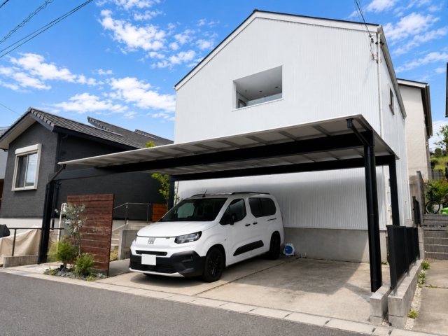 尾張旭市 ３台用 カーポート 梁延長１０ｍ 三協アルミ スカイリードトリプル ツートンシャドークール  屋根パネル  シルバーポリカ