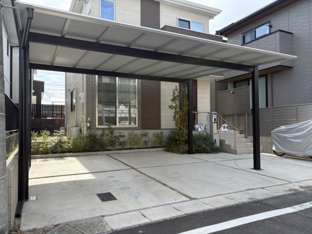 尾張旭市　2台用カーポート　三協アルミ　スカイリード5054（奥行5.0ｍ×間口5.4ｍ）　H25　柱・桁：ブラック・屋根枠：サンシルバー。屋根材：シルバーポリカ