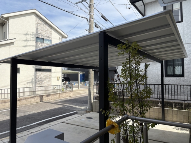 尾張旭市　2台用カーポート　三協アルミ　スカイリード5054（奥行5.0ｍ×間口5.4ｍ）　H25　柱・桁：ブラック・屋根枠：サンシルバー。屋根材：シルバーポリカ