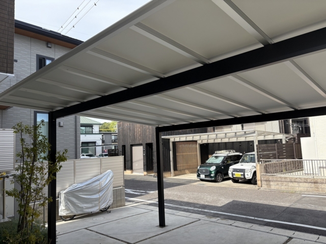 尾張旭市　2台用カーポート　三協アルミ　スカイリード5054（奥行5.0ｍ×間口5.4ｍ）　H25　柱・桁：ブラック・屋根枠：サンシルバー。屋根材：シルバーポリカ