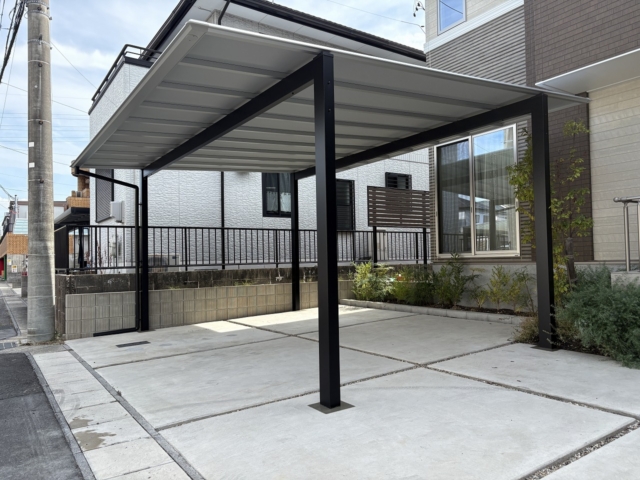 尾張旭市　2台用カーポート　三協アルミ　スカイリード5054（奥行5.0ｍ×間口5.4ｍ）　H25　柱・桁：ブラック・屋根枠：サンシルバー。屋根材：シルバーポリカ