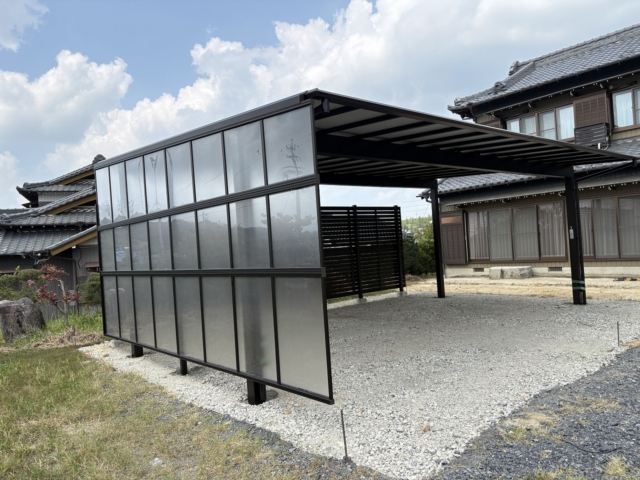 瀬戸市　3台用カーポート　三協アルミ　スカイリード5850（奥行5.8ｍ×間口7.9ｍ）Ｈ25。本体：ダークブロンズ、屋根材：シルバーポリカ。側面パネル（台形+08+11）。後側：目隠しフェンス　レジリアＹＬ1型（Ｈ1.2ｍ×2段）