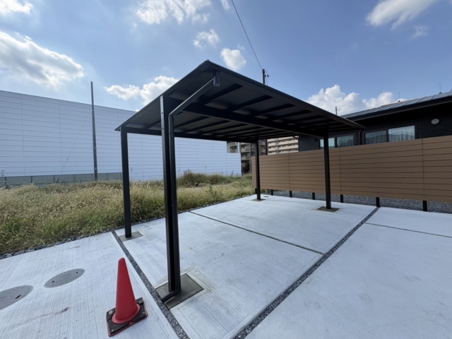 尾張旭市　2台用カーポート　スカイリード5054（奥行5.0ｍ×間口5.4ｍ）Ｈ25　本体：ブラック、屋根材：ブラックポリカ