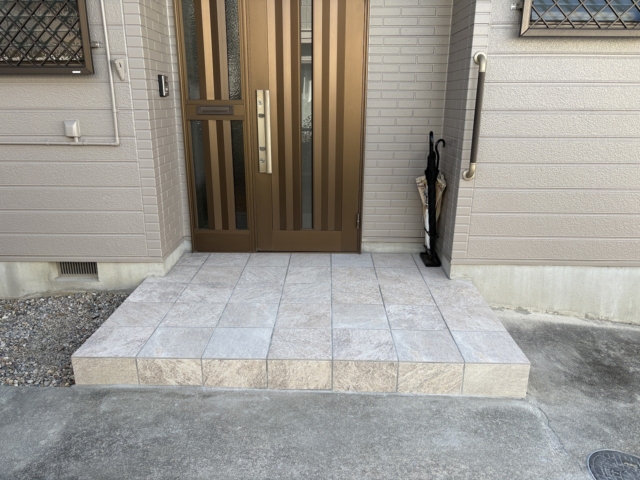 尾張旭市　玄関タイル張替え　アイコットリョーワ300角（D22）