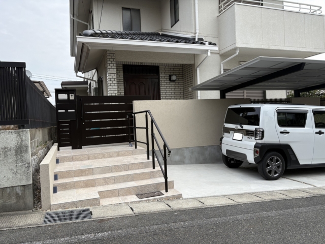 瀬戸市　門リフォーム　アイコットリョーワ300角タイル（D22）、YkkapルシアスポストユニットWD01型R　ポストT-11。スライドW03　H1200。パルトナーUD　A型手すり