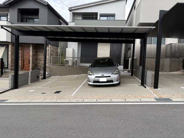 尾張旭市　三協アルミ　スカイリードトリプル5872　柱H28②、H23②　間口（7180⇒6700）奥行5800　本体：ブラック／サンシルバー、屋根材：シルバーポリカ。ダウンライト6ヶ所