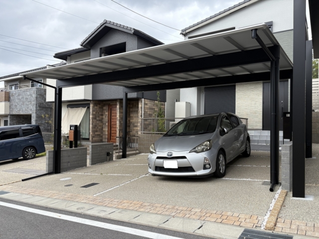 尾張旭市　三協アルミ　スカイリードトリプル5872　柱H28②、H23②　間口（7180⇒6700）奥行5800　本体：ブラック／サンシルバー、屋根材：シルバーポリカ。ダウンライト6ヶ所