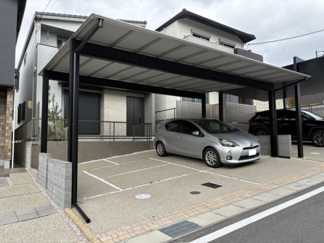 尾張旭市　三協アルミ　スカイリードトリプル5872　柱H28②、H23②　間口（7180⇒6700）奥行5800　本体：ブラック／サンシルバー、屋根材：シルバーポリカ。ダウンライト6ヶ所