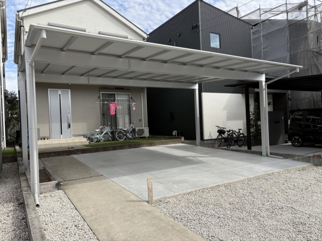守山区 3台用カーポート 三協アルミ スカイリードトリプル 5872(奥行5.8m×間口7.18m)間口カット加工(7.18m⇒6.8m)H25 本体:サンシルバー、屋根材:シルバーポリカ。土間コンクリート
