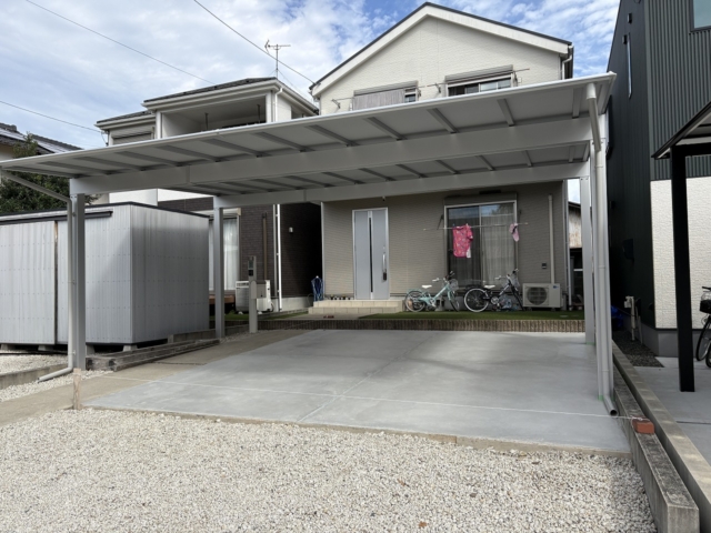 守山区　3台用カーポート　三協アルミ　スカイリードトリプル　5872（奥行5.8ｍ×間口7.18ｍ）間口カット加工（7.18ｍ⇒6.8ｍ）Ｈ25　本体：サンシルバー、屋根材：シルバーポリカ。土間コンクリート